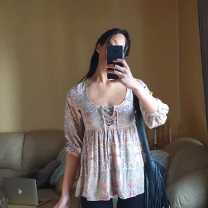 Hippie "Vintage" Blus / Tröja / Tunika/ Topp - Lätt och luftigt tyg med snörning vid bysten (ingen stretch) Inte för någon med stora bröst. 🌺🌺 •Jag är 173cm och allting tvättas innan utskick.