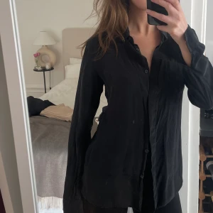 Uniqlo skjorta - Tunn skjorta från Uniqlo i storlek M.