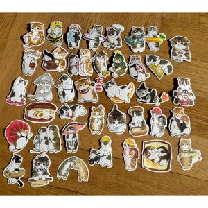 Cat stickers - Supersöta japanska kattklistermärken som kan sättas på datorn, i en journal eller kanske på din mobil! Cirka 5-7cm stora. 4kr styck eller 40kr för 10st, 70kr för 20st & 90kr för 30st.  När man köper klistermärken väljs de ut slumpmässigt 💕