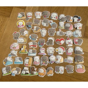 Cat stickers  - Supersöta kattklistermärken som kan sättas på datorn, i en journal eller kanske på din mobil! Cirka 5x5cm stora.  4kr styck eller 40kr för 10st, 70kr för 20st & 90kr för 30st.   När man köper klistermärken väljs de ut slumpmässigt 💕