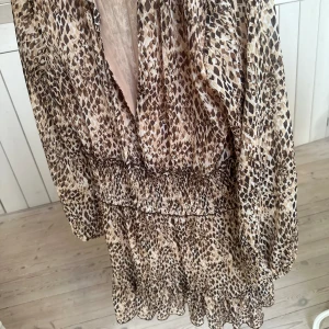 Zara klänning - As gullig zara klänning som köptes för ca 2 år sen. Säljer då den aldrig kommer till användning. Nyskick