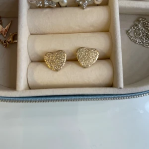 Guld örhängen  - Aldirg använda, bra skick, säljer pga bär silver. Nypris 50kr
