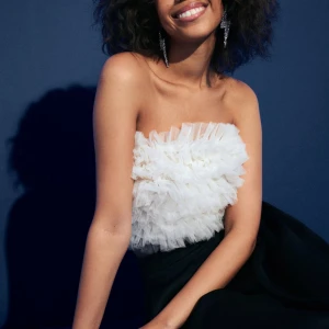 Festtopp  - Säljer denna  festliga och så snygga tub toppen från Gina Tricot i modellen ”frill tube top-beige” Endast använd en gång och inga fläckar eller liknande. Köpt för 359kr (Togs ner med egna bilder så skriv om det önskas)