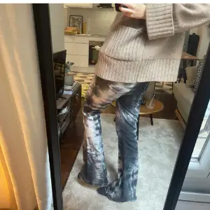 Sååå snygga jeans som e aslånga, coola och hur najs fest jeans??? Väldigt bra kvalitet, inga defekter!!🖤🖤 Köpta dyrt i Paris! Så himla najs o ha till skolan/jobb men oxå middagar o klä upp 🌟 