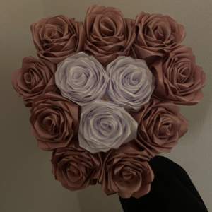 Jag kommer att fixa rosorna så att det blir en bouquet, men just nu vill jag veta om du vill ha glitter med eller utan!🫶🏼