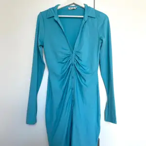Säljer snygg klänning från Nelly i härlig blå färg. 💙Sparsamt använd 🦋