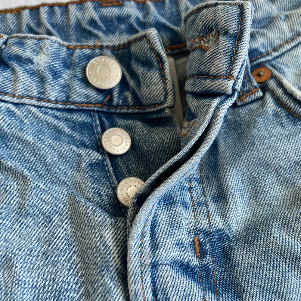 ⚠️FRAKTEN INGÅR INTE I PRISET⚠️ jag köpte dessa shortsen förra sommaren från weekday i storlek 23 (midjemått 69) och nu är de för små för mig. de har små detaljer vid knapparna som är lite uppsprättade men de har alltid varit det! finns fransar på. . Shorts.