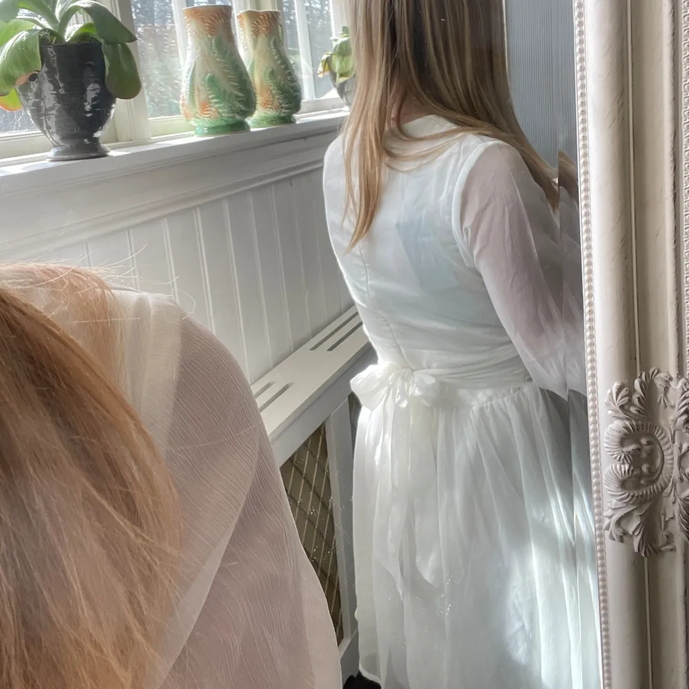 Ny vit klänning med söt rosett baktill från Bubbelroom som passar perfekt till student eller konfirmation! Har köpt andra studentklänningar därför säljer jag den men den är nästintill oanvänd. Nypris 699kr. Klänningar.