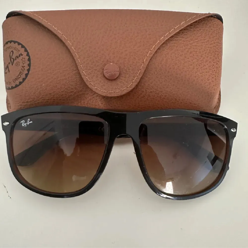 Eftertraktade Rayban Boyfriend som e perfekta nu inför sommaren.               Skick 10/10, köpta för 1250kr pà Synsam. Gjorda i Italien och har inga defekter alls. Kvitto online finns och fodralet tillkommer vid köp. 😃. Accessoarer.