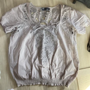 Blus - Jätte fin blus med massa  blommiga mönster. Snören som man knyter till rosett 🎀 längst fram. Fina detaljer på bakdelen också💗 Skönt material!  Nyttskick!