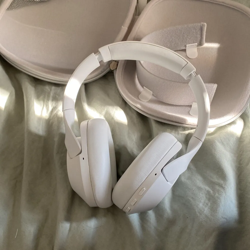 Over ear hörlurar med active noice cancelling. Kompletta med tillhörande fodral och sladdar, endast testade så nyskick. Säljer då de ej kommer till användning. . Övrigt.