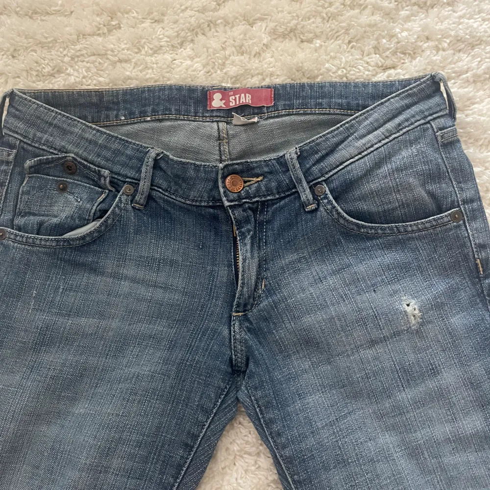 Jätte fina lågmidjade jeans med slitningar😻 sitter så snyggt vid rumpan och lååg midja🫶🏼 Midjan 28 Längd 32 . Jeans & Byxor.