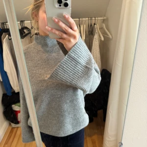 Stickad tröja  - Stickad tröja med slits❤️använd en gång 
