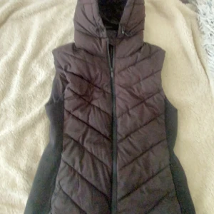 Zara väst - Säljer denna zara väst då den är för stor för mig o har köpt en ny så onödigt med två passar perfekt nu till våren, skriv vid intresse💗