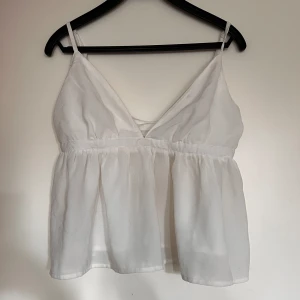 Linne - Härligt linne från bikbok som är perfekt till sommaren eller till en middag. Oanvänd så den är som ny.