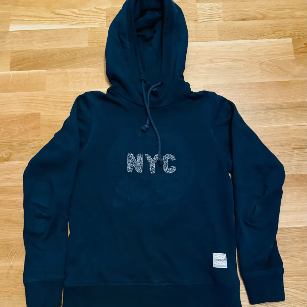 Mörk blå hoodie bra skick, köpt för 350 kr säljer 200. För mer bilder och information kontakta mig.. Hoodies.
