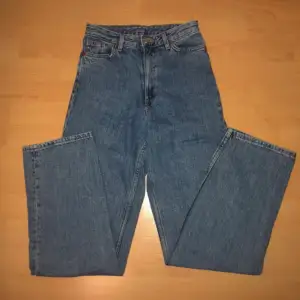 Raka jeans ifrån Monki i storlek 24 I väldigt gott skick  För mer info eller bilder på, kontakta mig 🤗