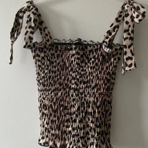Leopardmönstrad topp - Jättefin topp med leopardmönster. I storlek s från ginatricot. Väldigt bra skick.