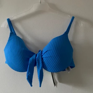 Bikiniöverdel - Jättefin bikiniöverdel i storlek 80B, ljusblå färg. Utan vadd. Aldrig använd, lapparna är på.