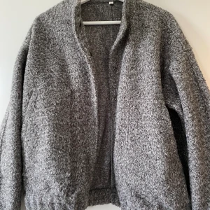 Vårjacka - Grå vårjacka köpt här på Plick! Säljer pga att den inte kommer till användning! 💓 Sparsamt använd! 