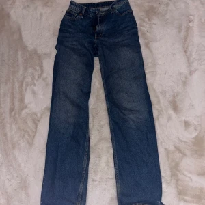 Jeans - Bra skick, mid waist mörkblåa💖