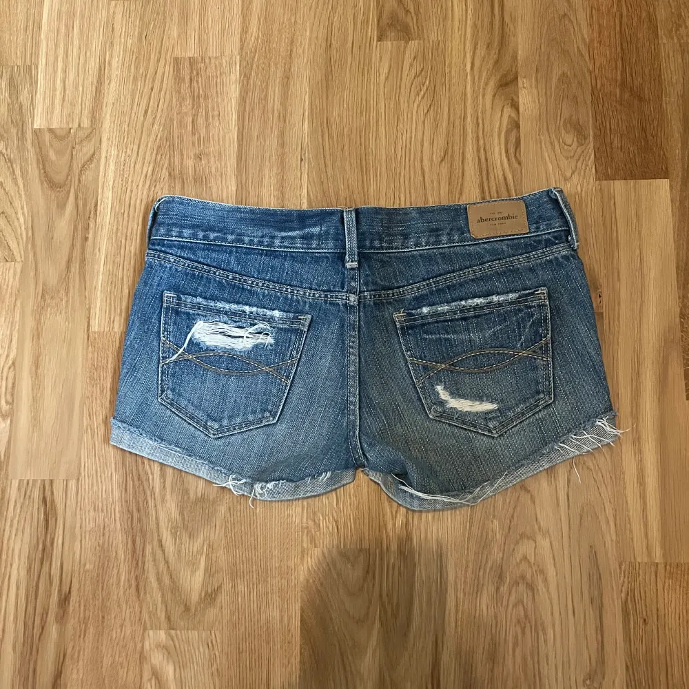 Jättesöta jeanshorts med slitningar. Säljer för 300+frakt. Storleken står inte i men passar om du har ungefär W24-W25💕säljer pga att dom är för små💕. Shorts.