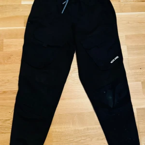 Svarta bloomers byxor - Två stycken svarta bloomers byxor. Väldigt bra skick använd en gång. Köpt för 400 kr styck säljer 250 kr styck eller båda för 400 kr.  För mer information och bilder kontakta mig.