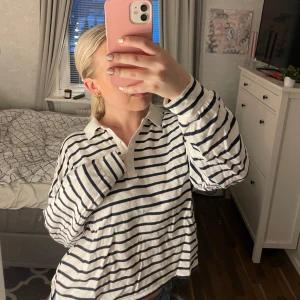 Tröja Bik Bok - Långärmad tröja från Bik Bok! Storlek L men sitter snyggt oversized på mig som vanligen har S