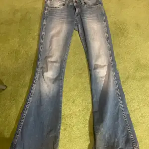 Säljer ett par jätte snygga wrangler jeans i storlek 32/34. De är bootcut och låg midja. Dom är lite sumutsiga där nere men de går att tvätta bort. Jag är själv 165 och de sitter jätte bra i längden 