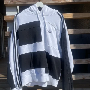 Adidas hoodie  - Cool hoodie från adidas. I väldigt bra skick så den är sparsamt använd men en liten fläck (går ej bort) på armen som syns bakifrån. Storlekslappen är bortklippt men skulle gissa på M, men stor i storleken.