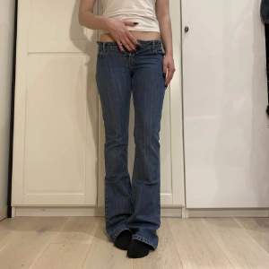 Säljer ett par slitnsygga miss sixty jeans! Innerbenslängd 85 (hon på bilden är 170) lånad bild!!! 💞💞 midjemått 74!! Igensydda hål i midjan syns inte heller