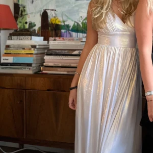 Balklänning  - Säljer nu min superfina balklänning från förra året! Den är i en jättefin ish guldig/beige färg!