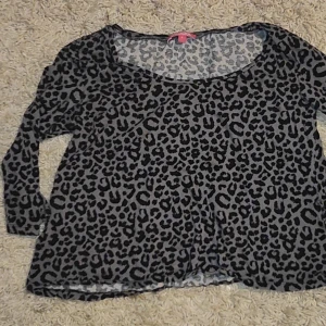 Leopard mönstrad tröja  - Tröja i fint skick ✨ Stl M. 