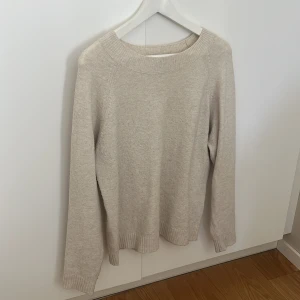 Beige tröja  - Beige tröja från vero Moda i Stl L. Den passar mig som har S. Väldigt skön och använt hyfsat mycket. Säljer den nu för att den ej används. 