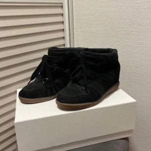 Isabel marant skor  - Så snygga skor från isabel marant!! Ordinariepris är 5900 kr. Modellen heter Bobby Suede sneakers. 