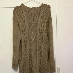 Lång stickad klänning - Jättemysig brun stickad klänning som tyvärr inte kommer till användning. Använd ett fåtal gånger och har inga skador. Är XS men passar också S. Pris kan diskuteras💕