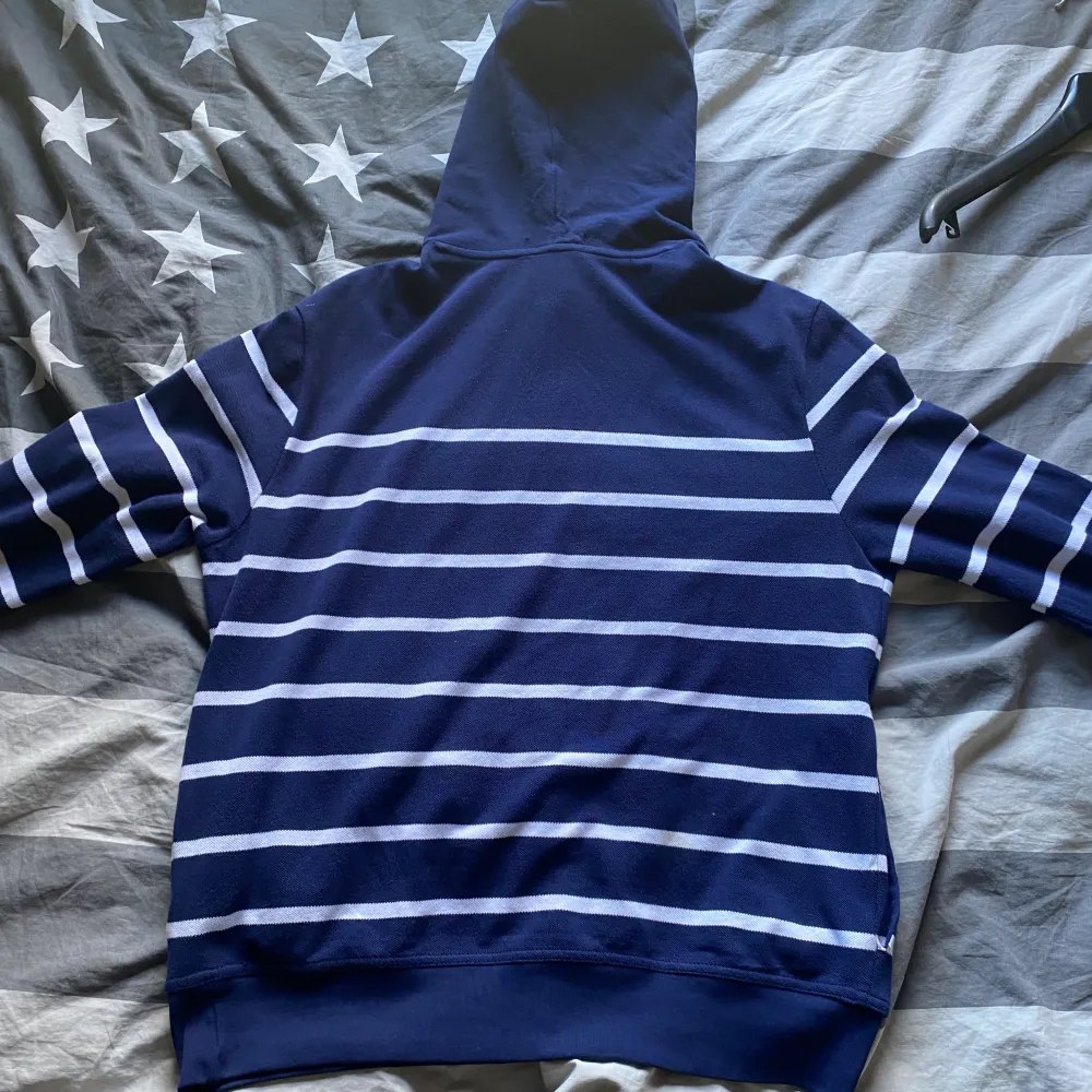 En mörk blå Hoodie som Man kan använda på en kall sommarnatt. Hoodies.