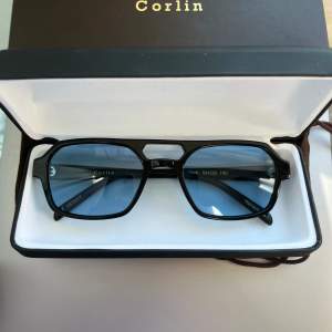 Jättesnygga solglasögon från Corlin, endast använda vid ett kort tillfälle så i princip oanvända. 
