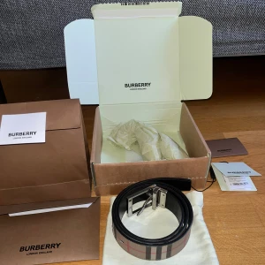 Burberry bälte - Tjenare! Nu säljer vi ett riktigt schysst vändbart bälte från burberry | Skick 9,5/10 | Storlek 90cm | Nypris 5000kr | köpt i London | Allt og ingår | Kvitto finns självklart. släng iväg ett meddelande vid funderingar mvh Resellgarms 😁