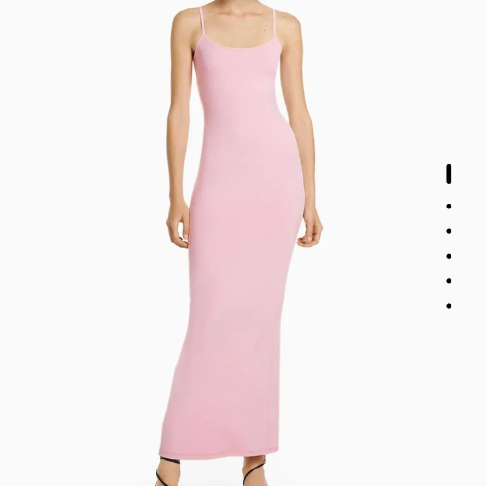 Säljer denna snygga klänning använd en gång men tyvärr så råka man spilla på den. Strl Xs. 200kr pris kan diskuteras💓💓. Klänningar.