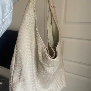 Säljer en Bottega Veneta inspirerad väska från Gina Tricot! Har två små svarta fläckar på utsidan och fläckig på insidan men har inte försökt få bort. Annars fint skick! Sista bilden är lånad. 