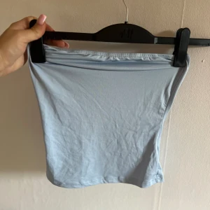 3 toppar - 1 för 49 alla för 100. Svart från gina. Beige från zara. Blå från shein