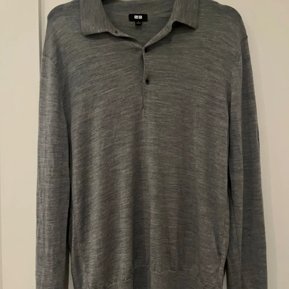 En grå uniqlo tröja i bra skick, däremot finns det en liten defekt på axeln. Därmed lägger jag priset så lågt. Tröjor & Koftor.