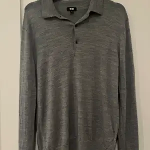 En grå uniqlo tröja i bra skick, däremot finns det en liten defekt på axeln. Därmed lägger jag priset så lågt