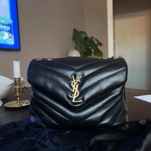 Saint Laurent Loulou - Säljer min fina Saint Laurent Loulou i storlek small som är inköpt på Affordable Luxuary i Stockholm år 2019. Nypris 28000!  Pa. Går bra att dm ett bud!