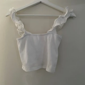 Kroppd vit topp - Stretchigt linne, kroppad