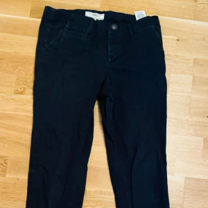 Svarta byxor  - Svarta byxor, bra skick använd några gånger. För mer information och bilder kontakta mig. 