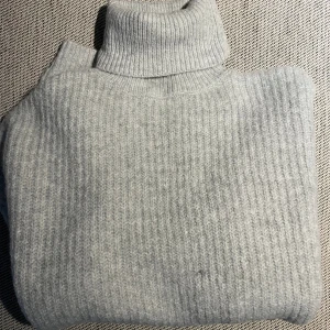 Grå stickad tröja - Grå tröja från even & odd med prislapp kvar så är aldrig använd och nyskick