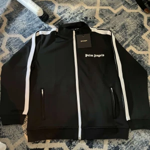 Palm Angeles Zipp hoodie  - Helt ny Palm angels Zipp hoodie  Till ett bra pris  Size S passar även mindre M Pris endast 429