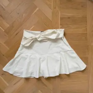 Volang kjol från Zara med inbygga shorts, nyskick 